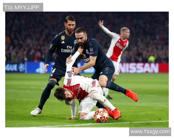 阿贾克斯神锋闪耀绿茵场，斩获帽子戏法助球队击败皇马晋级决赛